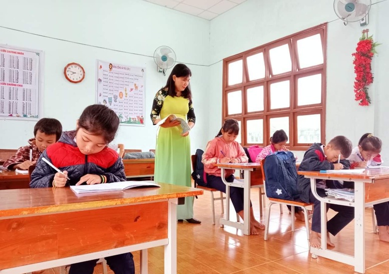 Vinh quang nghề nhà giáo: Khó khăn vẫn quyết theo nghề  - Ảnh 1.