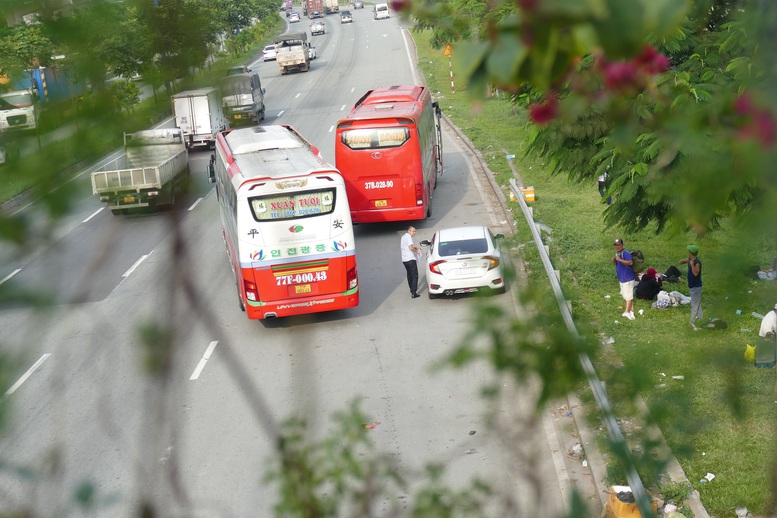 Tình trạng 'xe dù, bến cóc' lại nóng dù lực lượng chức năng ra sức ngăn chặn - Ảnh 1.