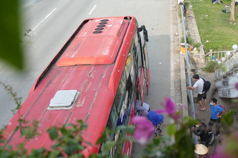 Tình trạng 'xe dù, bến cóc' lại nóng dù lực lượng chức năng ra sức ngăn chặn - Ảnh 3.