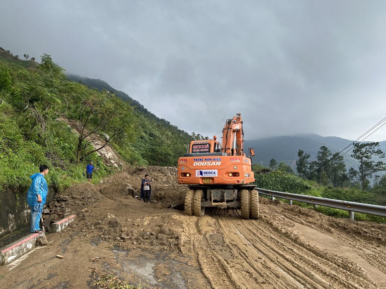 Đèo Hải Vân ngổn ngang đất đá: Cần khẩn trương khắc phục - Ảnh 3.