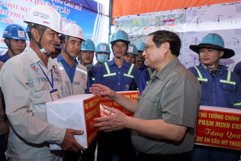 Thủ tướng kiểm tra dự án trọng điểm và làm việc với tỉnh Vĩnh Long - Ảnh 3.