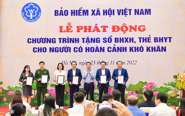 Vietcombank tặng sổ BHXH, thẻ BHYT trị giá 5 tỷ đồng cho người khó khăn