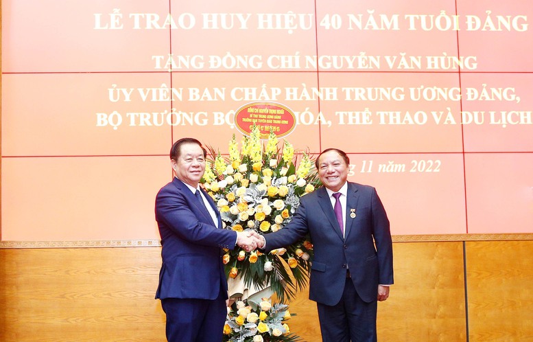 Trao Huy hiệu 40 năm tuổi Đảng cho Bộ trưởng Bộ VHTT&DL - Ảnh 2.