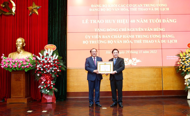 Trao Huy hiệu 40 năm tuổi Đảng cho Bộ trưởng Bộ VHTT&DL - Ảnh 1.