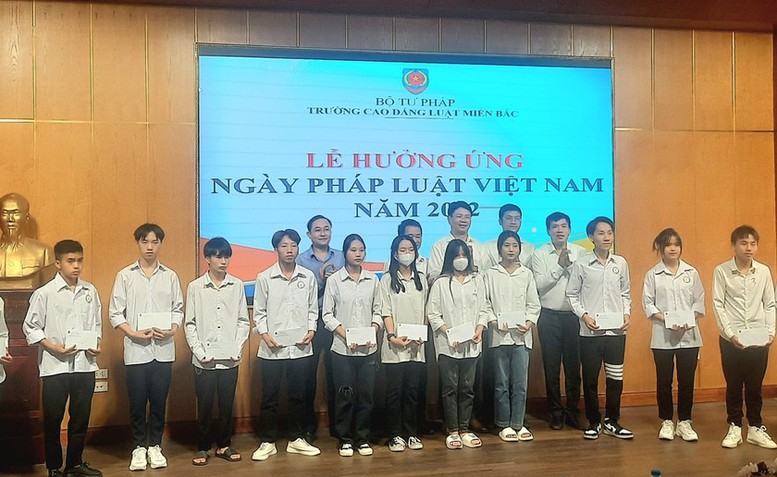 Trường Cao đẳng Luật miền Bắc sôi nổi hưởng ứng Ngày Pháp luật Việt Nam - Ảnh 2.