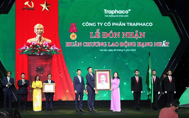 Công ty CP Traphaco đón nhận Huân chương Lao động hạng Nhất