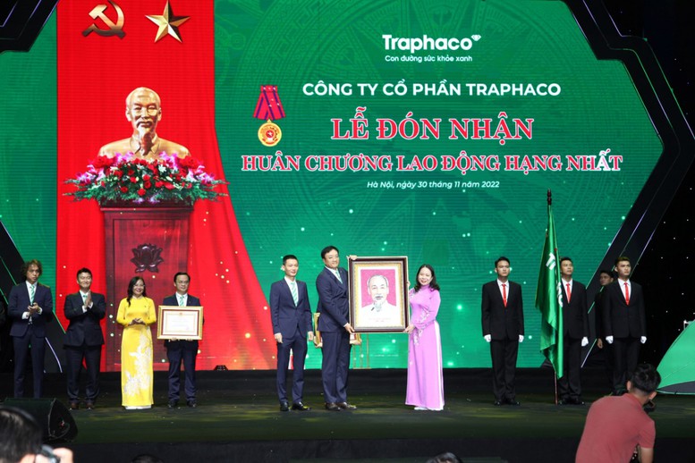 Công ty CP Traphaco đón nhận Huân chương Lao động hạng Nhất - Ảnh 1.