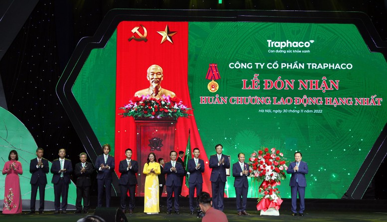 Công ty CP Traphaco đón nhận Huân chương Lao động hạng Nhất - Ảnh 2.