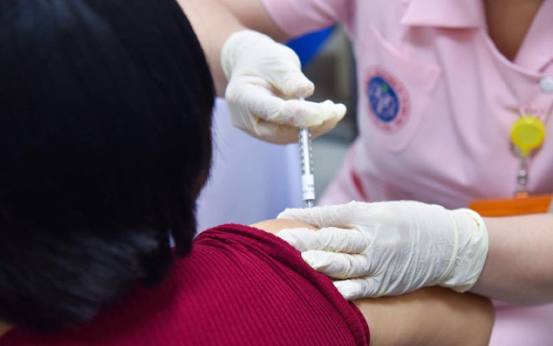 Đại dịch COVID-19 chắc chắn chưa kết thúc, vaccine vẫn là 'vũ khí chiến lược'