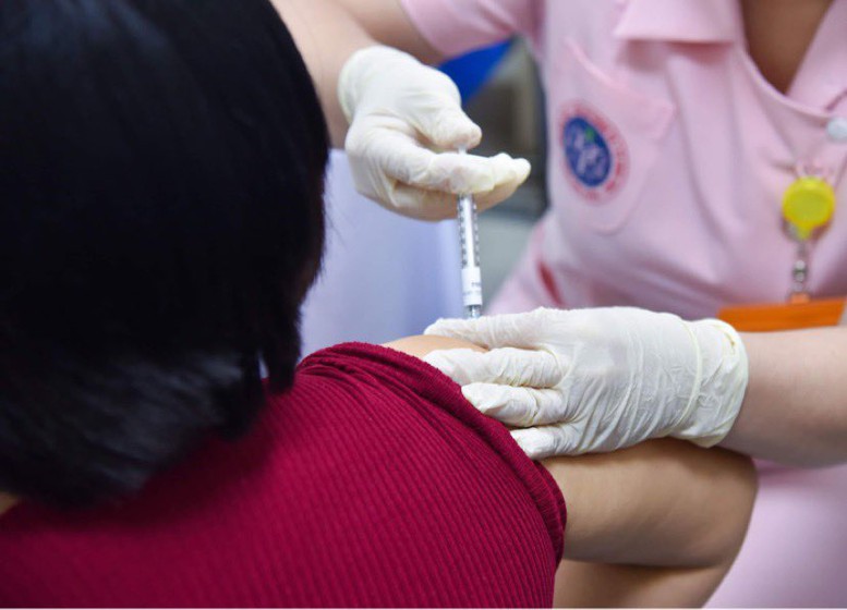 Đại dịch COVID-19 chắc chắn chưa kết thúc, vaccine vẫn là “vũ khí chiến lược” - Ảnh 1.