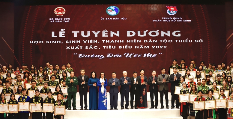 Học sinh, sinh viên dân tộc thiểu số vượt khó, chinh phục đường đến ước mơ - Ảnh 1.