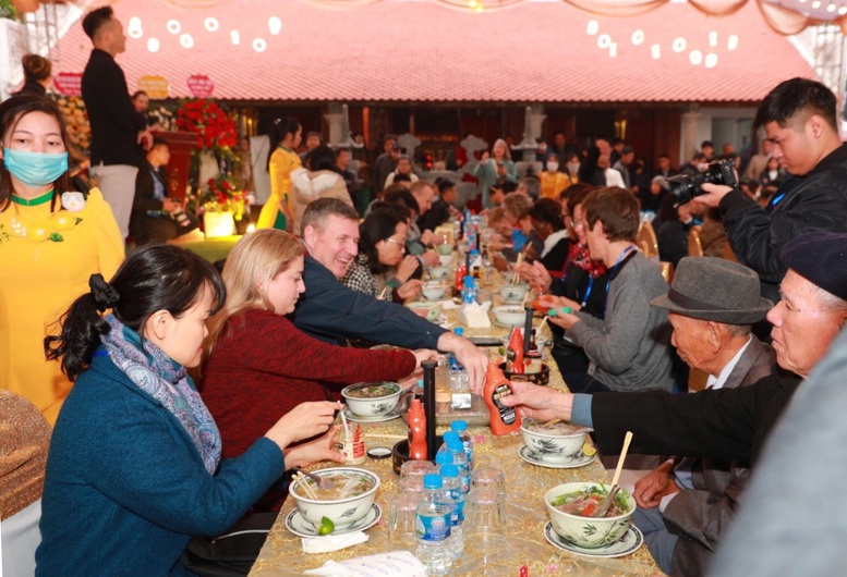 Du khách háo hức thưởng thức phở cùng tương ớt CHIN-SU  - Ảnh 1.