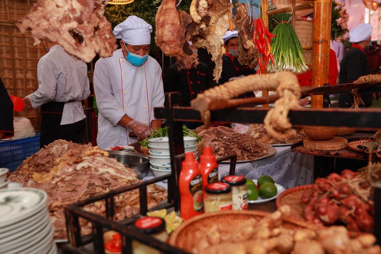 Du khách háo hức thưởng thức phở cùng tương ớt CHIN-SU  - Ảnh 2.