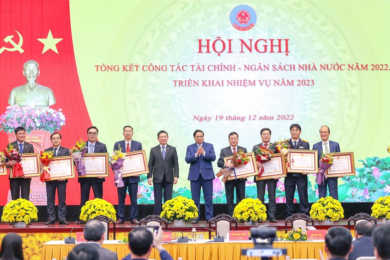 Bảo đảm tuyệt đối an toàn an ninh tài chính quốc gia, thúc đẩy sản xuất, kinh doanh để tăng thu bền vững - Ảnh 4.