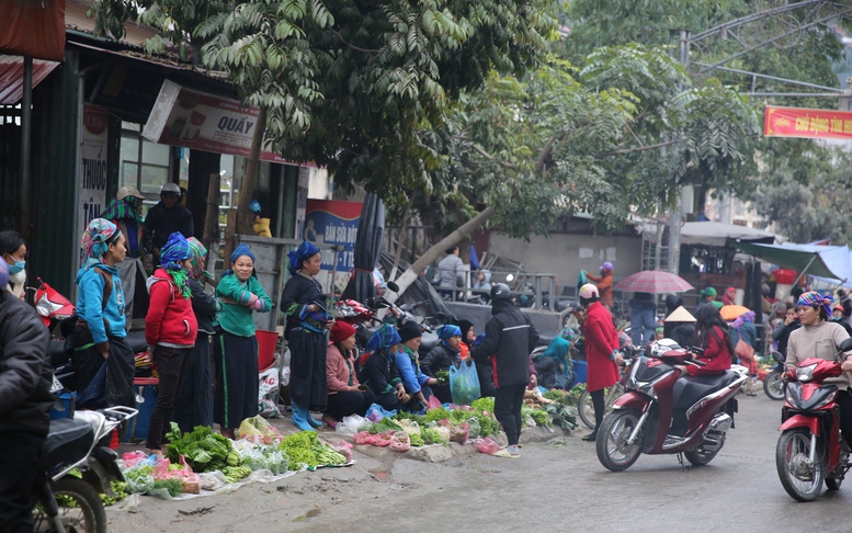 Xây dựng hệ thống chợ, hỗ trợ đầu ra cho sản phẩm của đồng bào dân tộc