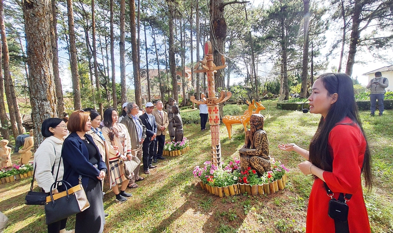 Triển lãm “Không gian hoa và tượng gỗ Tây Nguyên” tại Lâm Đồng - Ảnh 1.