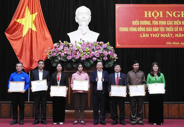 Hòa Bình biểu dương, tôn vinh các điển hình tiên tiến trong vùng đồng bào DTTS và miền núi - Ảnh 1.