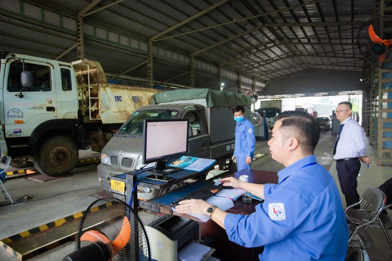 Tăng cường công tác kiểm định, làm thêm giờ giải quyết phương tiện đến kiểm định - Ảnh 1.