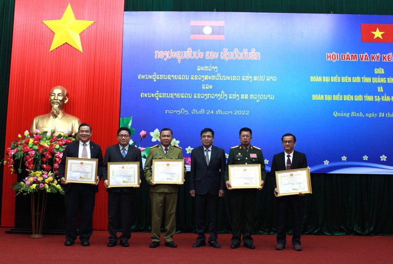 Hai tỉnh biên giới Quảng Bình và Savannakhet (Lào) ký kết hợp tác - Ảnh 2.