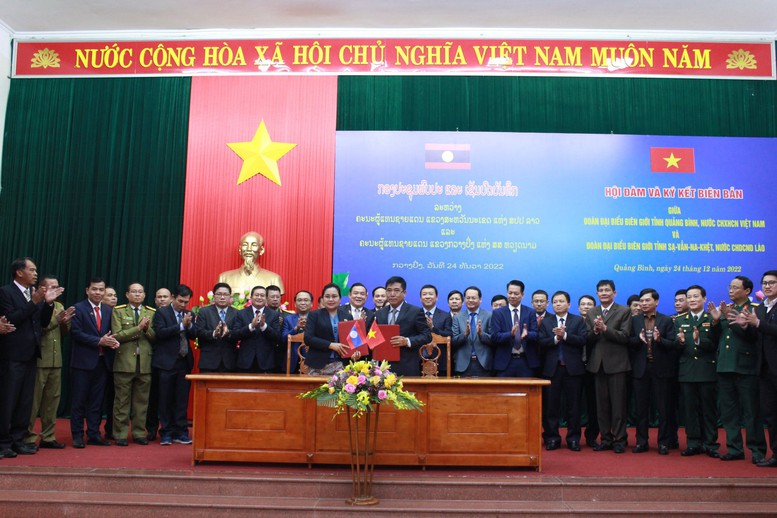 Hai tỉnh biên giới Quảng Bình và Savannakhet (Lào) ký kết hợp tác - Ảnh 1.