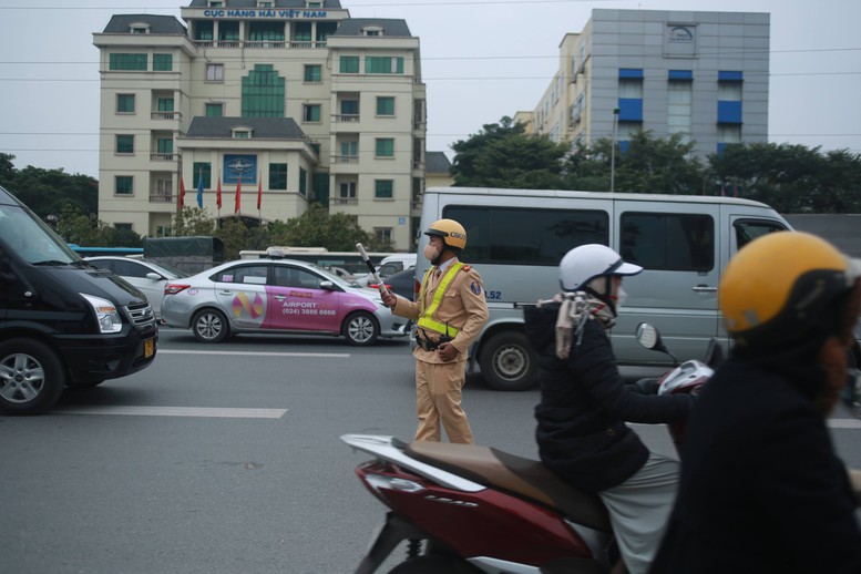 Không xảy ra ùn tắc giao thông nghiêm trọng trong ngày nghỉ lễ đầu tiên - Ảnh 1.