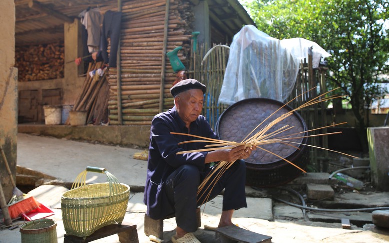 Người Hà Nhì ở Y Tý làm du lịch