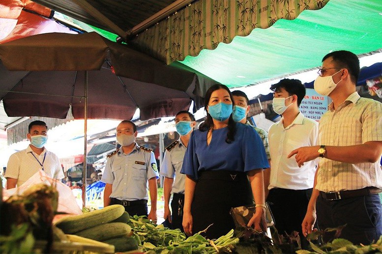 Hà Nội tăng cường quản lý các cơ sở sản xuất, kinh doanh thực phẩm trong chợ - Ảnh 1.