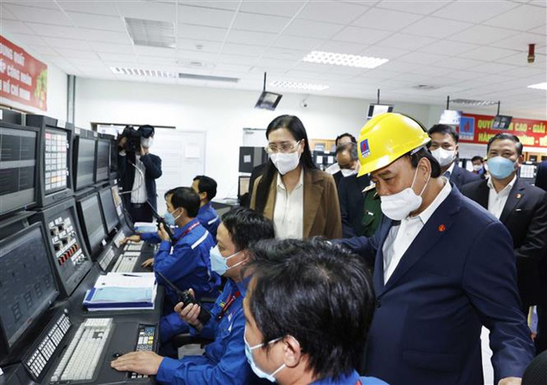Chủ tịch nước Nguyễn Xuân Phúc thăm, tặng quà công nhân tại Quảng Ngãi - Ảnh 1.