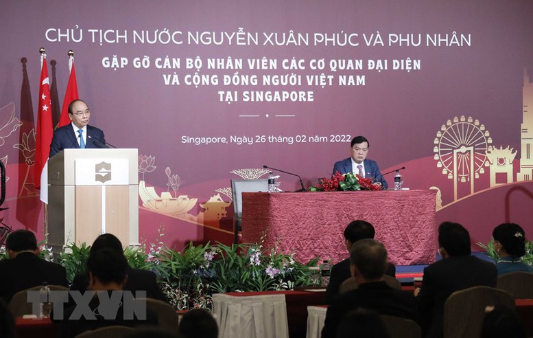 Chủ tịch nước Nguyễn Xuân Phúc gặp mặt cán bộ Đại sứ quán và cộng đồng người Việt tại Singapore - Ảnh 2.