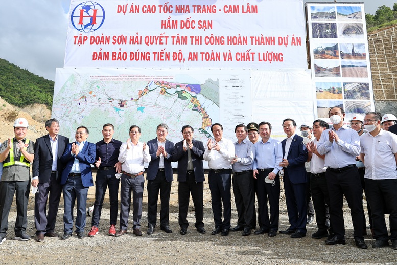 Chùm ảnh: Thủ tướng tiếp tục kiểm tra, đôn đốc thi công tuyến cao tốc Bắc – Nam - Ảnh 4.