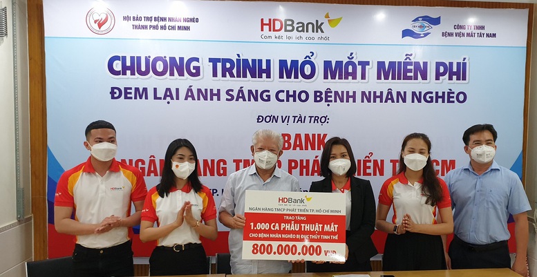 HDBank trao tặng 2.800 thẻ Bảo hiểm y tế và tài trợ 1.000 ca phẫu thuật mắt cho người dân - Ảnh 1.