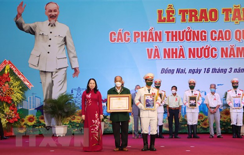 Phó Chủ tịch nước trao tặng phần thưởng cao quý cho các tập thể, cá nhân ở Đồng Nai  - Ảnh 1.