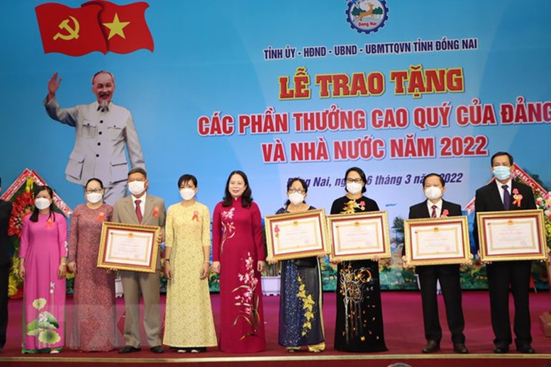 Phó Chủ tịch nước trao tặng phần thưởng cao quý cho các tập thể, cá nhân ở Đồng Nai  - Ảnh 2.