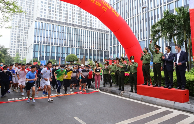 Bộ Công an hưởng ứng Ngày chạy Olympic vì sức khỏe toàn dân - Ảnh 1.