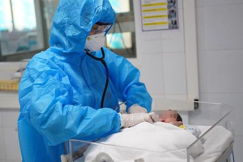 Số lượng trẻ mắc COVID-19 nhập viện tăng đột biến - Ảnh 1.