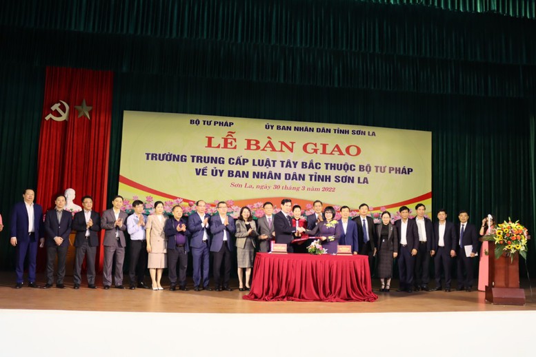 Chuyển giao trường Trung cấp Luật Tây Bắc về tỉnh Sơn La - Ảnh 1.