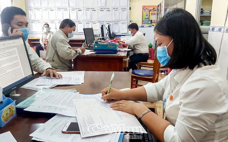 Căn cứ xét tiếp nhận viên chức vào làm công chức