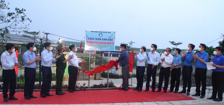 Chương trình &quot;Biển, đảo — Trái tim Tổ quốc&quot; diễn ra tại Lý Sơn với nhiều hoạt động ý nghĩa - Ảnh 1.