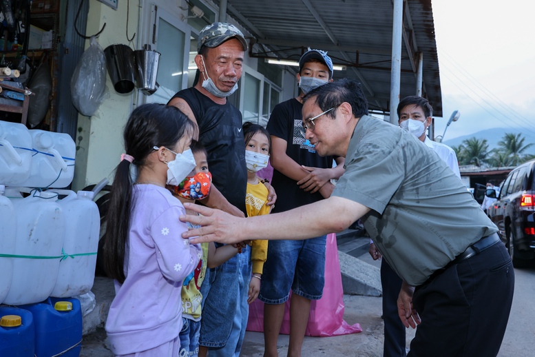 Thủ tướng khảo sát sân bay quân sự Thành Sơn, thăm Trung đoàn Không quân 937 - Ảnh 10.