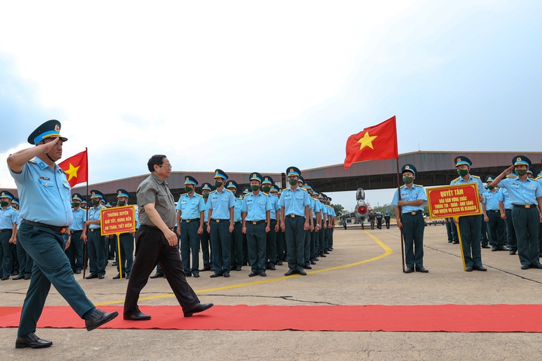 Thủ tướng khảo sát sân bay quân sự Thành Sơn, thăm Trung đoàn Không quân 937 - Ảnh 1.