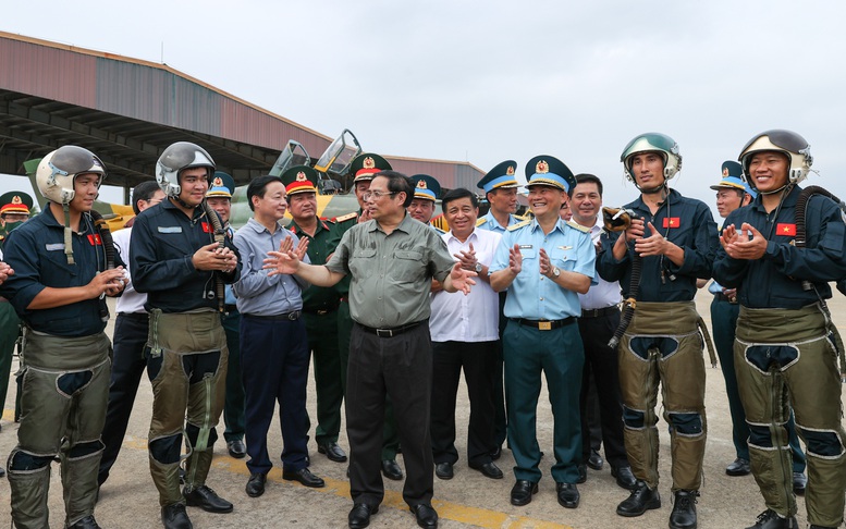 Thủ tướng khảo sát sân bay quân sự Thành Sơn, thăm Trung đoàn Không quân 937