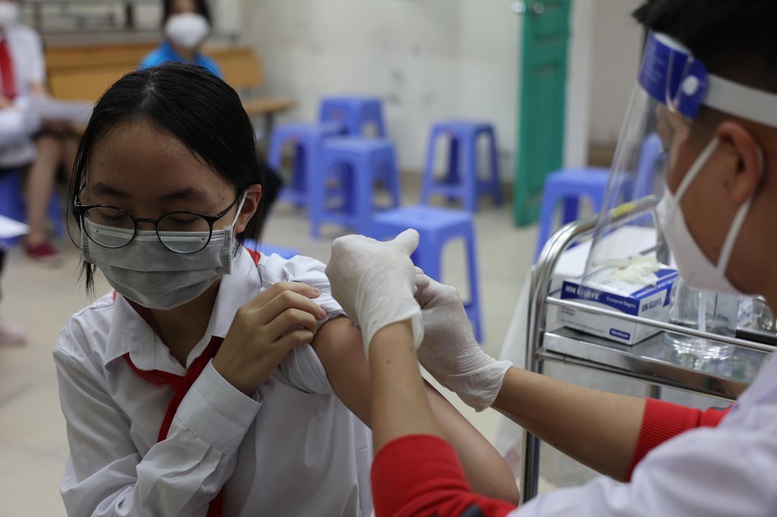 Vaccine vẫn là ‘vũ khí’ chiến lược quan trọng trong phòng chống dịch - Ảnh 1.