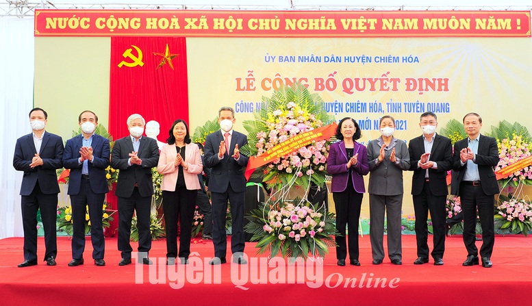 Đồng chí Trương Thị Mai dự lễ công bố xã Kiên Đài đạt chuẩn nông thôn mới - Ảnh 1.