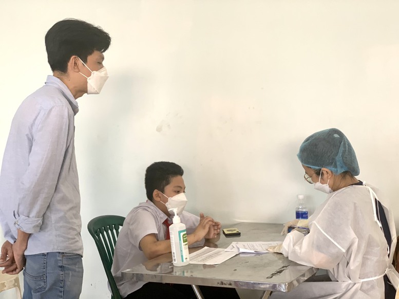 Đà Nẵng: Ngày đầu tiên triển khai tiêm vaccine phòng COVID-19 cho trẻ - Ảnh 4.