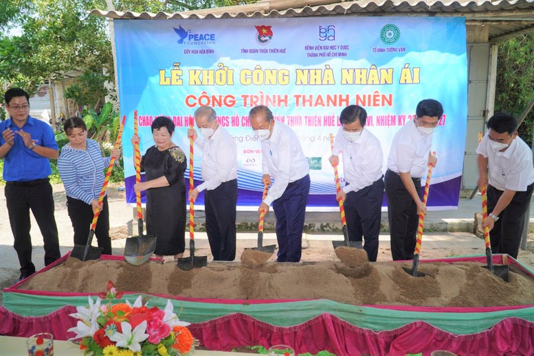 Nguyên Phó Thủ tướng Trương Hòa Bình tham gia chuỗi hoạt động an sinh xã hội tại TT Huế - Ảnh 1.