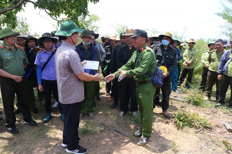 Vụ phá gần 400ha rừng: Bí thư, Chủ tịch tỉnh đến hiện trường chỉ đạo điều tra  - Ảnh 4.