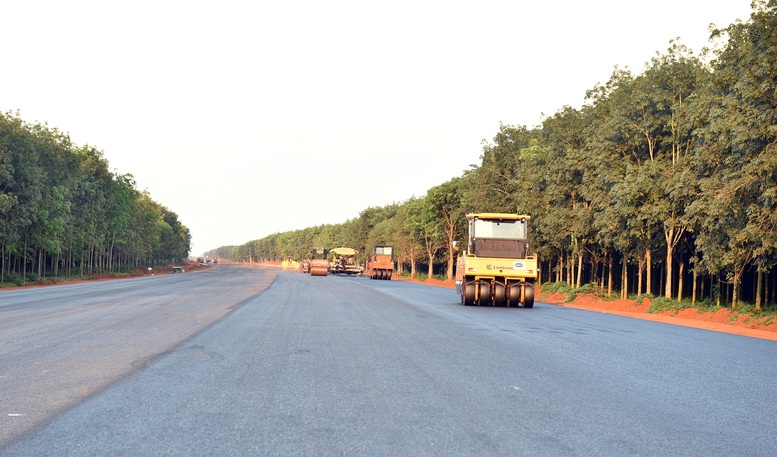 Phó Thủ tướng Lê Văn Thành kiểm tra tuyến cao tốc Phan Thiết-Dầu Giây - Ảnh 2.