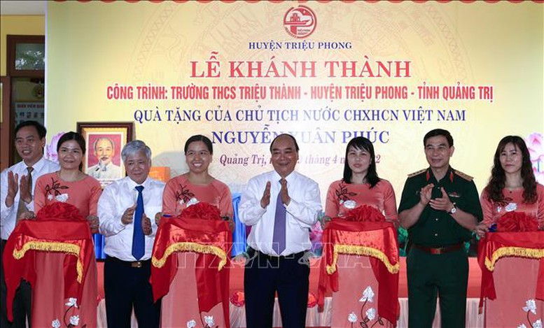 Chủ tịch nước dâng hương tưởng nhớ các Anh hùng liệt sĩ tại Thành cổ Quảng Trị - Ảnh 3.