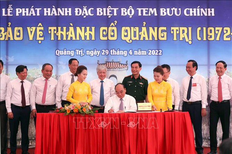 Chủ tịch nước dâng hương tưởng nhớ các Anh hùng liệt sĩ tại Thành cổ Quảng Trị - Ảnh 1.