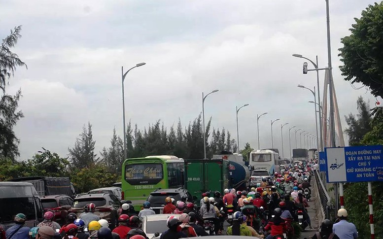 Ngày đầu nghỉ lễ: Lưu lượng phương tiện tăng đột biến, ùn ứ nhiều tuyến đường huyết mạch - Ảnh 3.